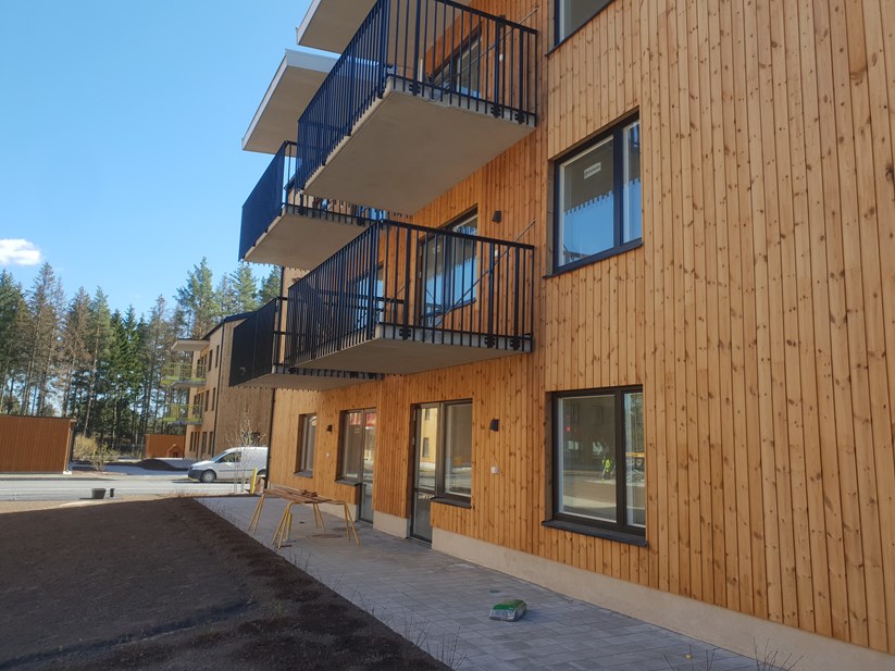 Lägenhetshus med träfasad och balkonger
