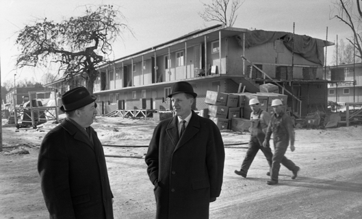 Det första färdigbygga huset, 1967, i Vivalla. Källa Örebro Läns museum.